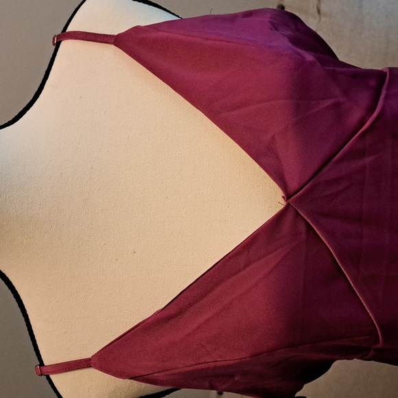 NWT VNECK MIDI DRESS - Picture 3 of 9